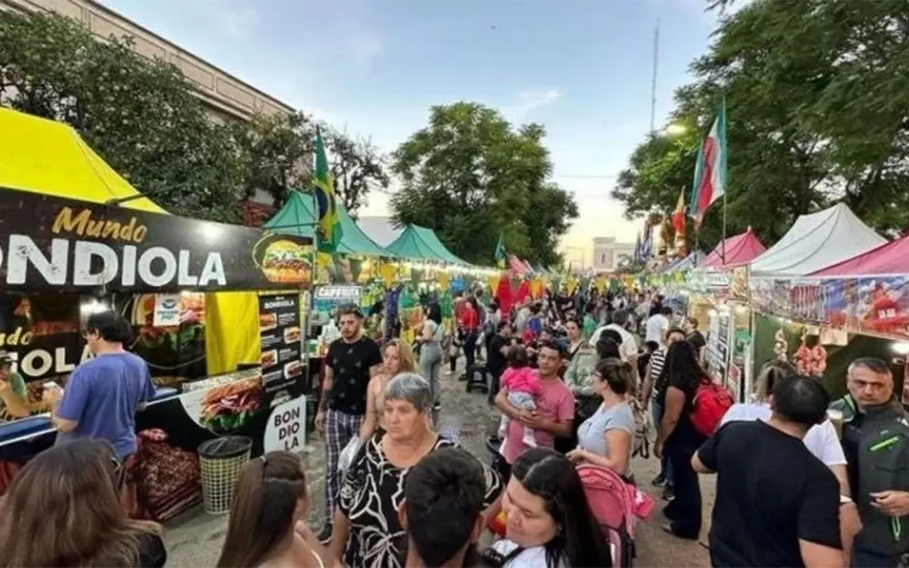 Sabores Rodantes vuelve a llenar de aromas la plaza de la estación de Escobar