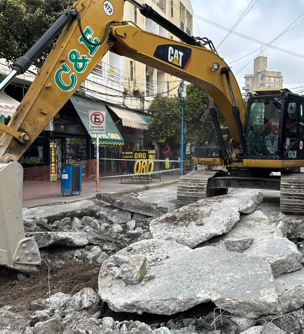 Una máquina remueve las placas de hormigón de la calle Spadaccini