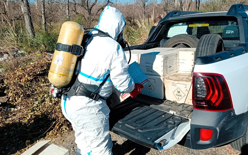 Hallan más de 400 kilos de un peligroso químico al costado de la ruta 25