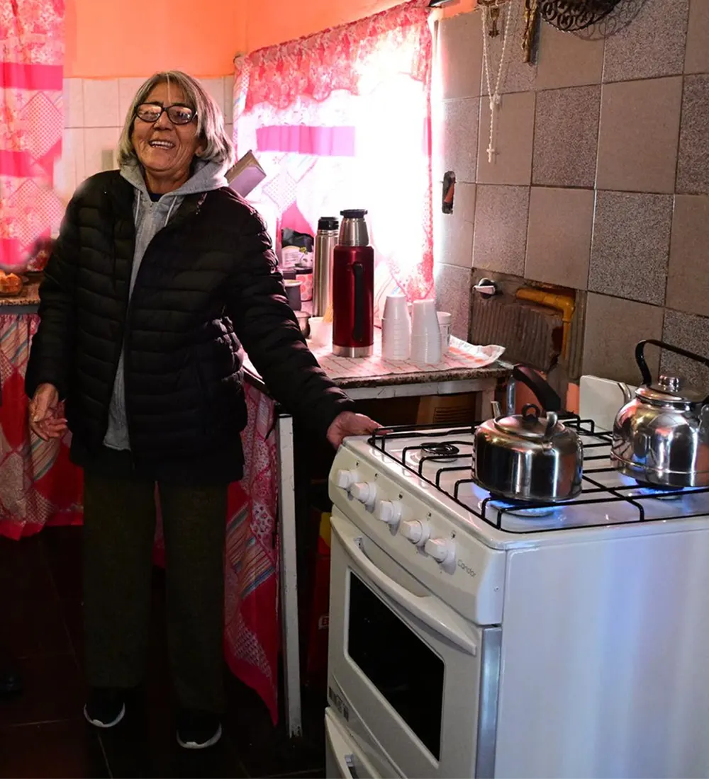 Una vecina celebra la llegada del gas natural a su casa con dos hornallas encendidas