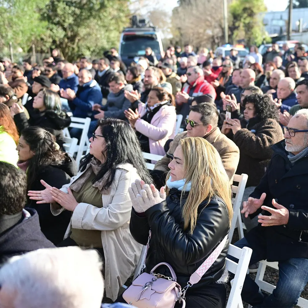 El público escucha el discurso del intendente en la inauguración de la Subcomisaría