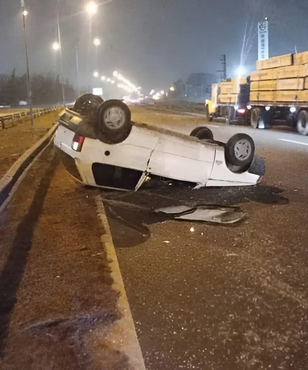 Fiat Uno dado vuelta  en la Panamericana tras un accidente