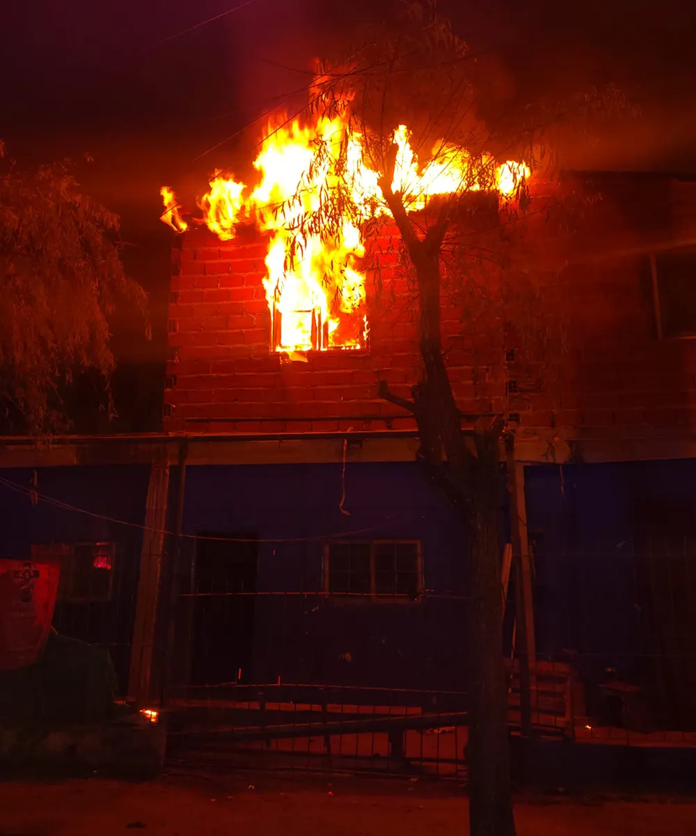 Llamas en el primer piso de una vivienda causada por la estufa encendida.