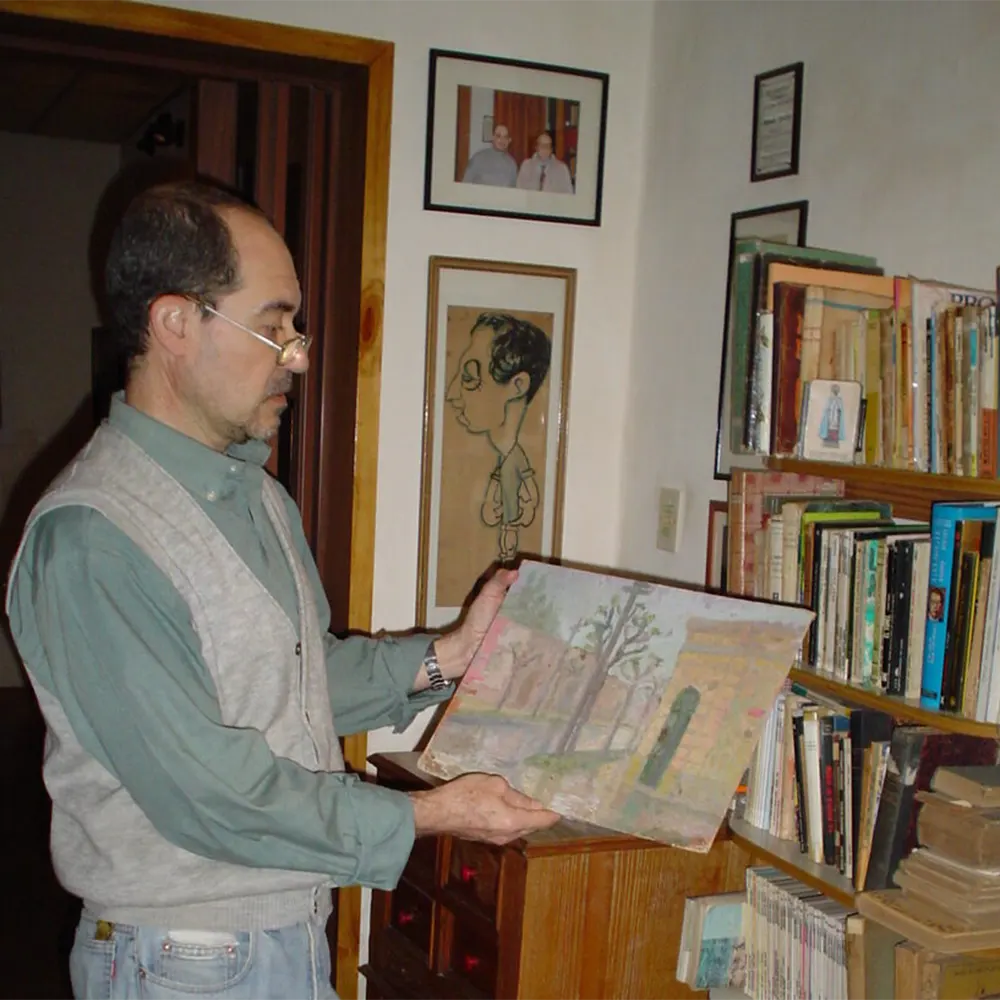 Alfredo Melidore observa un cuadro