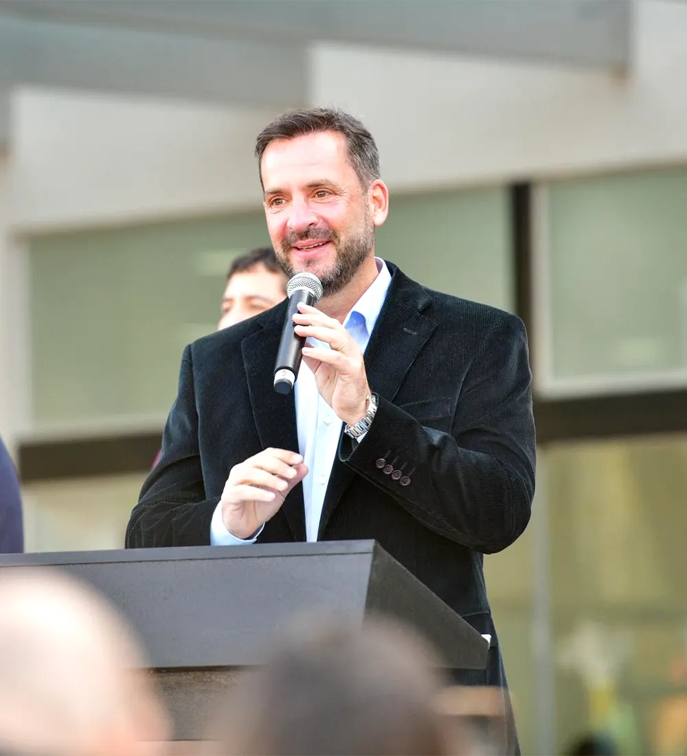 Intendente Ariel Sujarchuk en la inauguración de la clínica, micrófono en mano