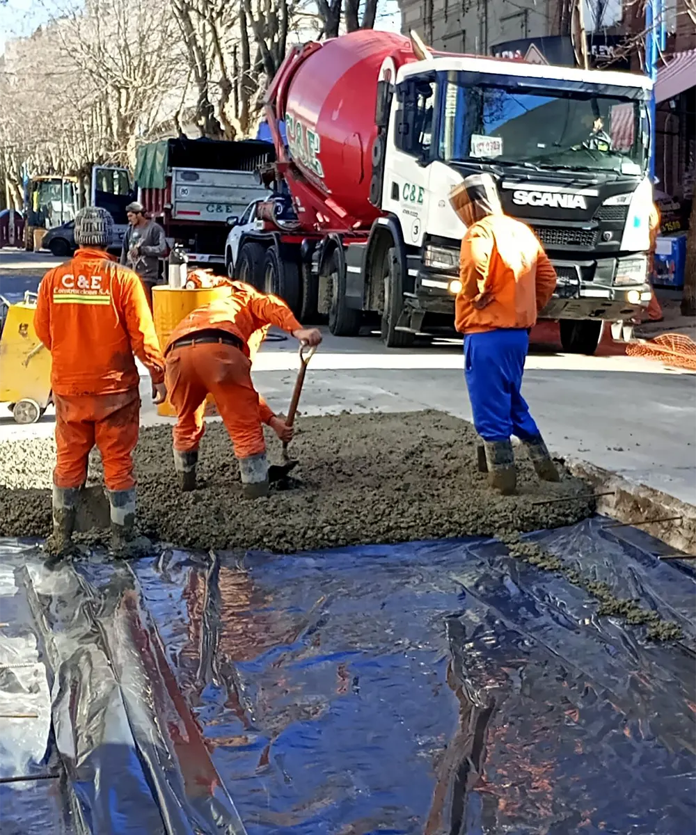 Obreros bacheando la calle Rivadavia