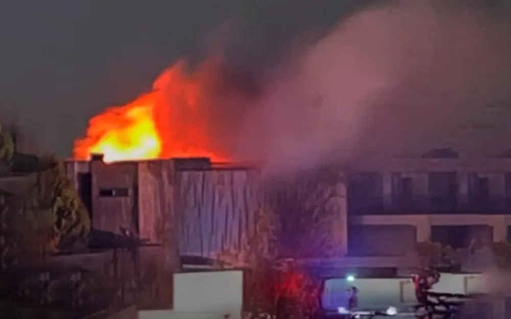 Tormenta eléctrica: un rayo provocó un incendio en un country de Loma Verde