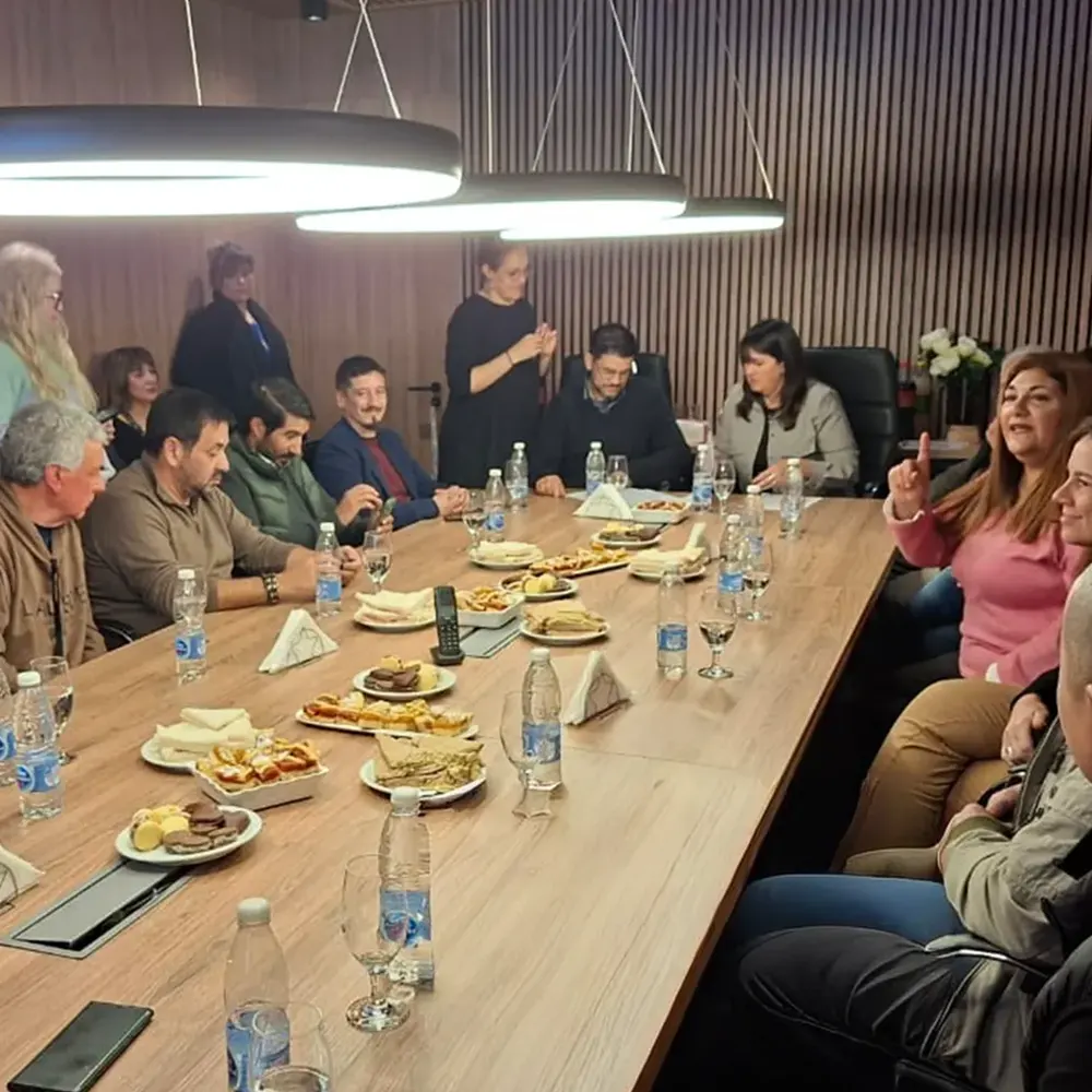 Miembros de la Cámara de Comercio reunidos con candidatos a concejales