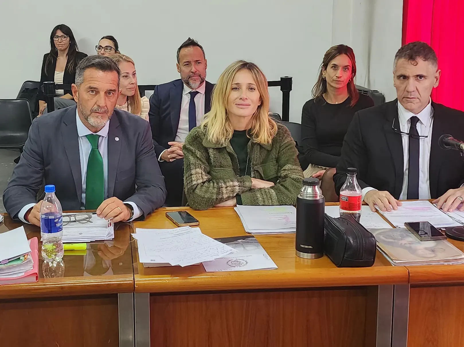 Christian Fabio, Julieta Prandi y otros miembros de su equipo legal en tribunales.