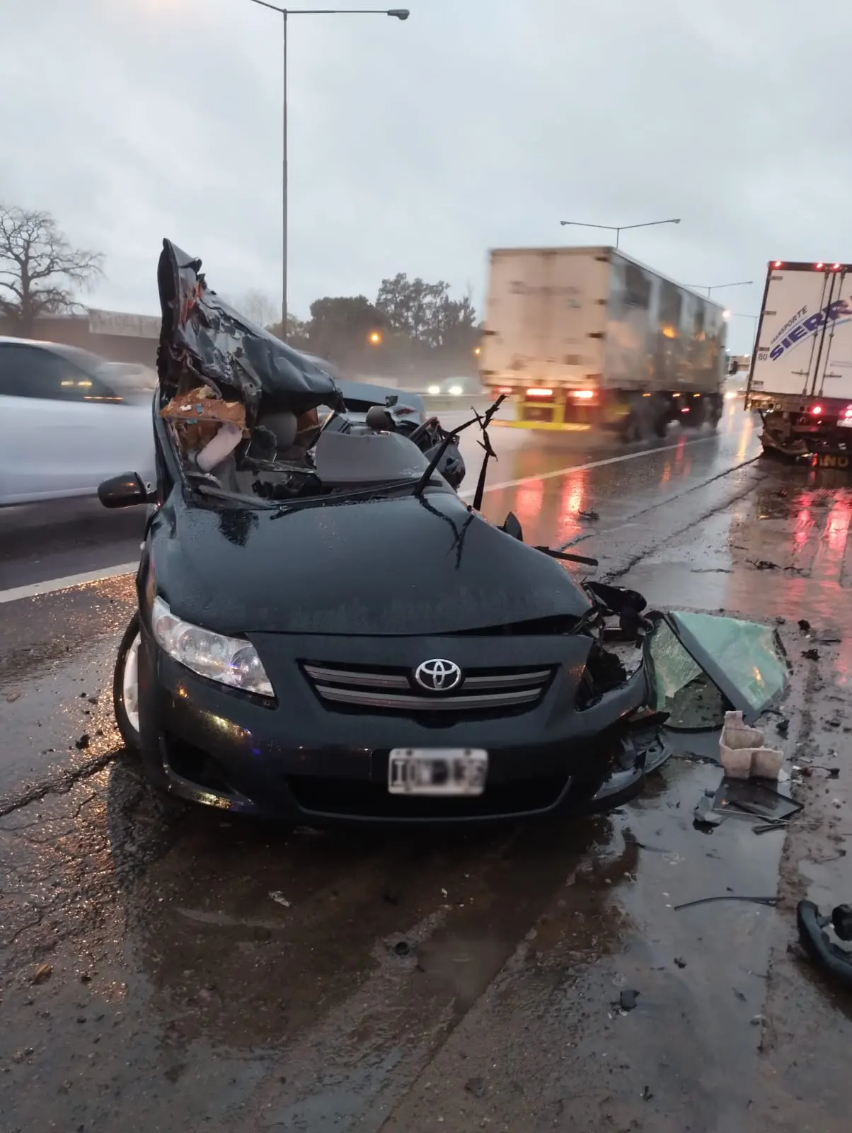 El auto de la víctima luego del impacto contra el camión de semirremolque