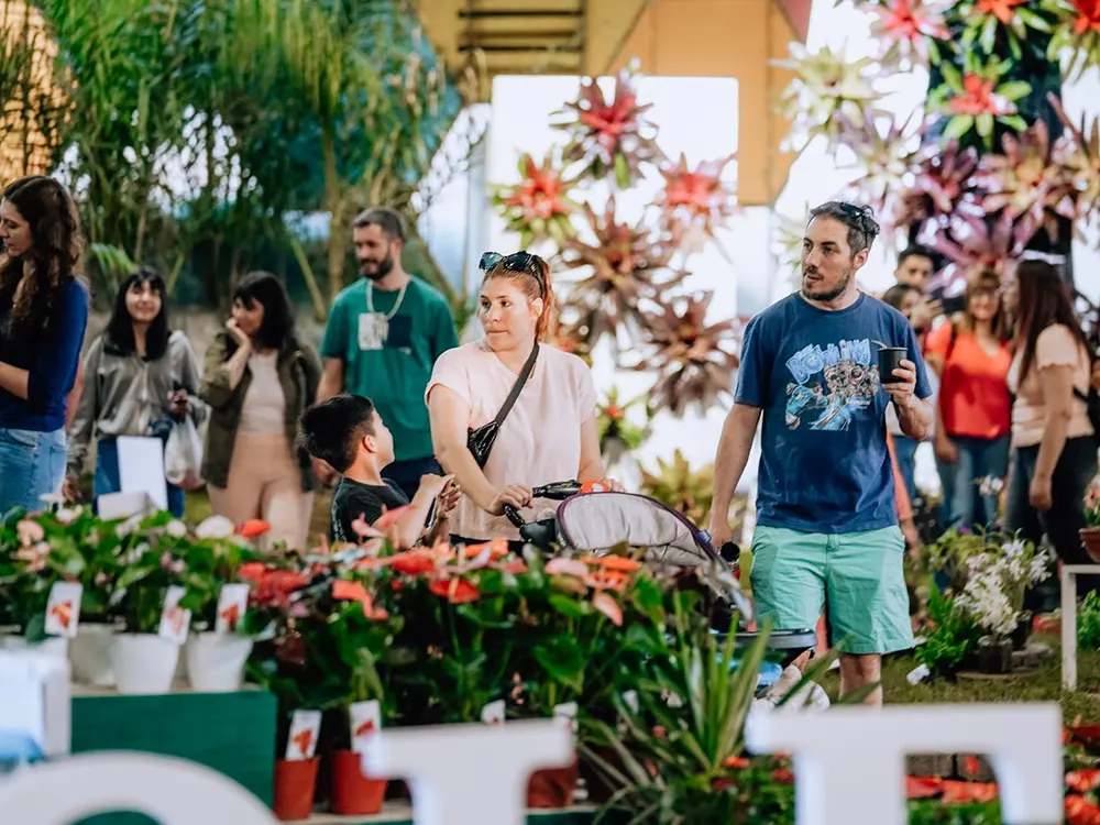 Familia recorriendo la exposición de plantas en la Fiesta Nacional de la Flor en Escobar.