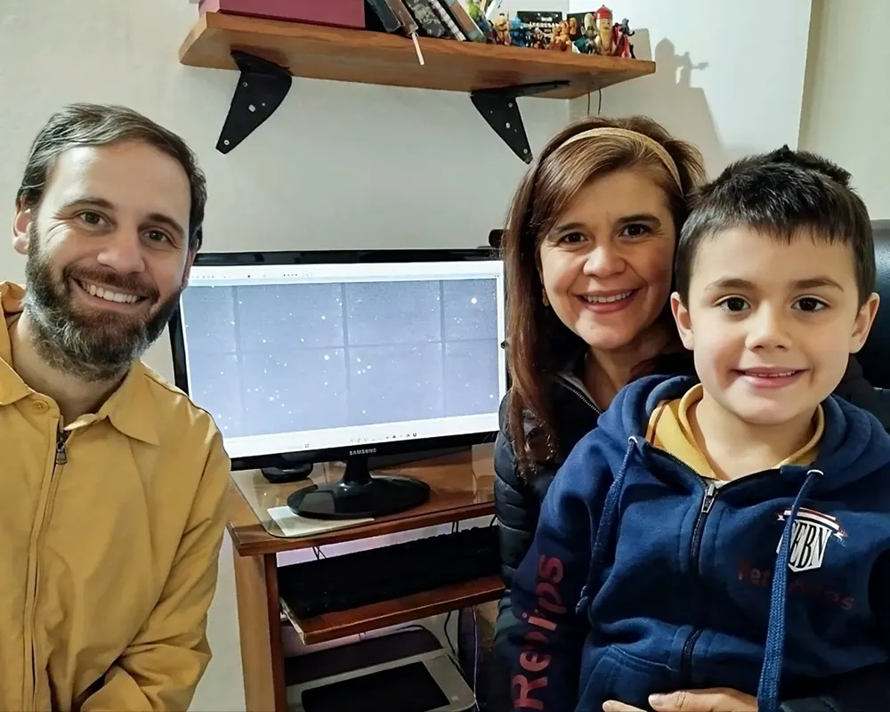 La familia trabajo desde su casa buscando en las imágenes del espacio posibles asteroides.