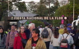 Ingreso principal a la Fiesta Nacional de la Flor en Escobar.