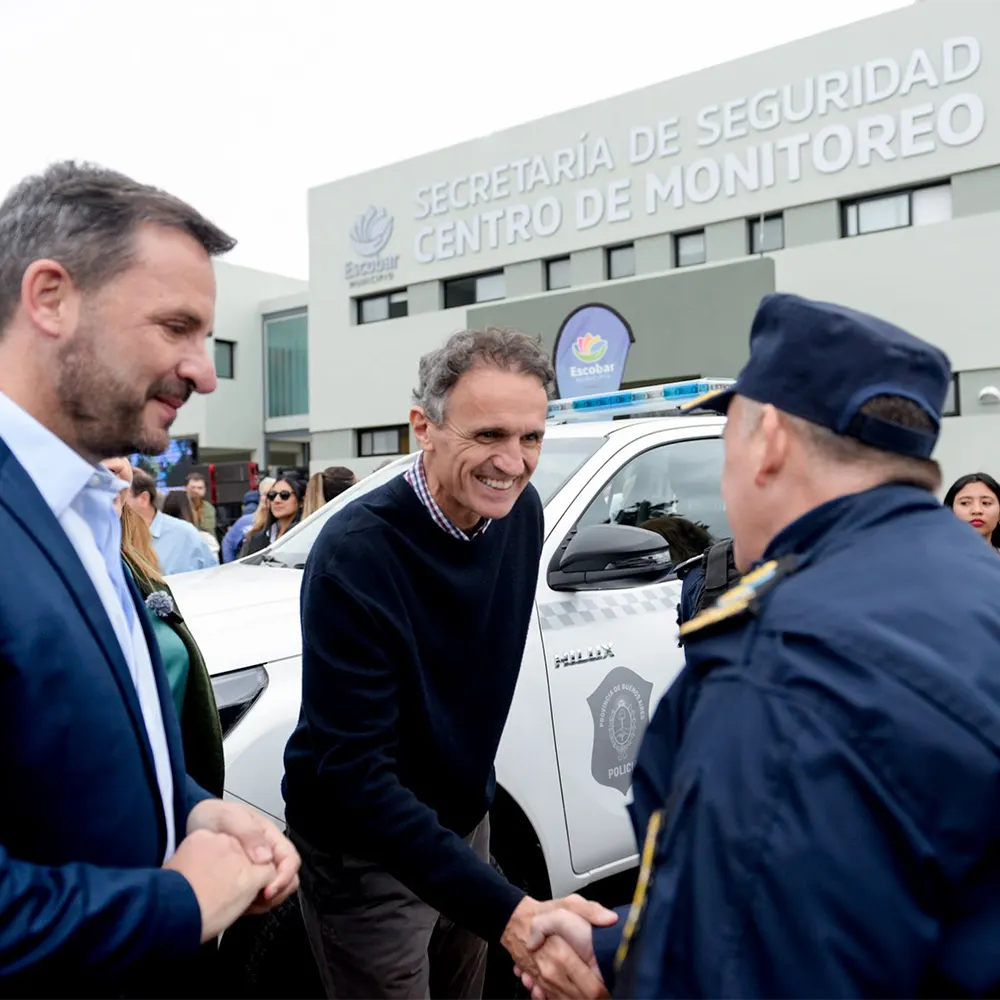 Gabriel Katopodis saluda a un policía en la reinauguración del Centro de Monitoreo
