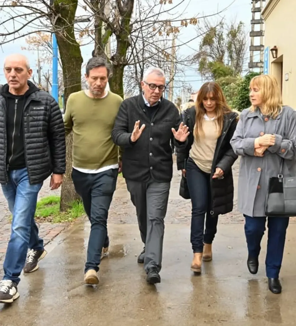 Julio Zamora camina junto a otros candidatos de Somos Buenos Aires