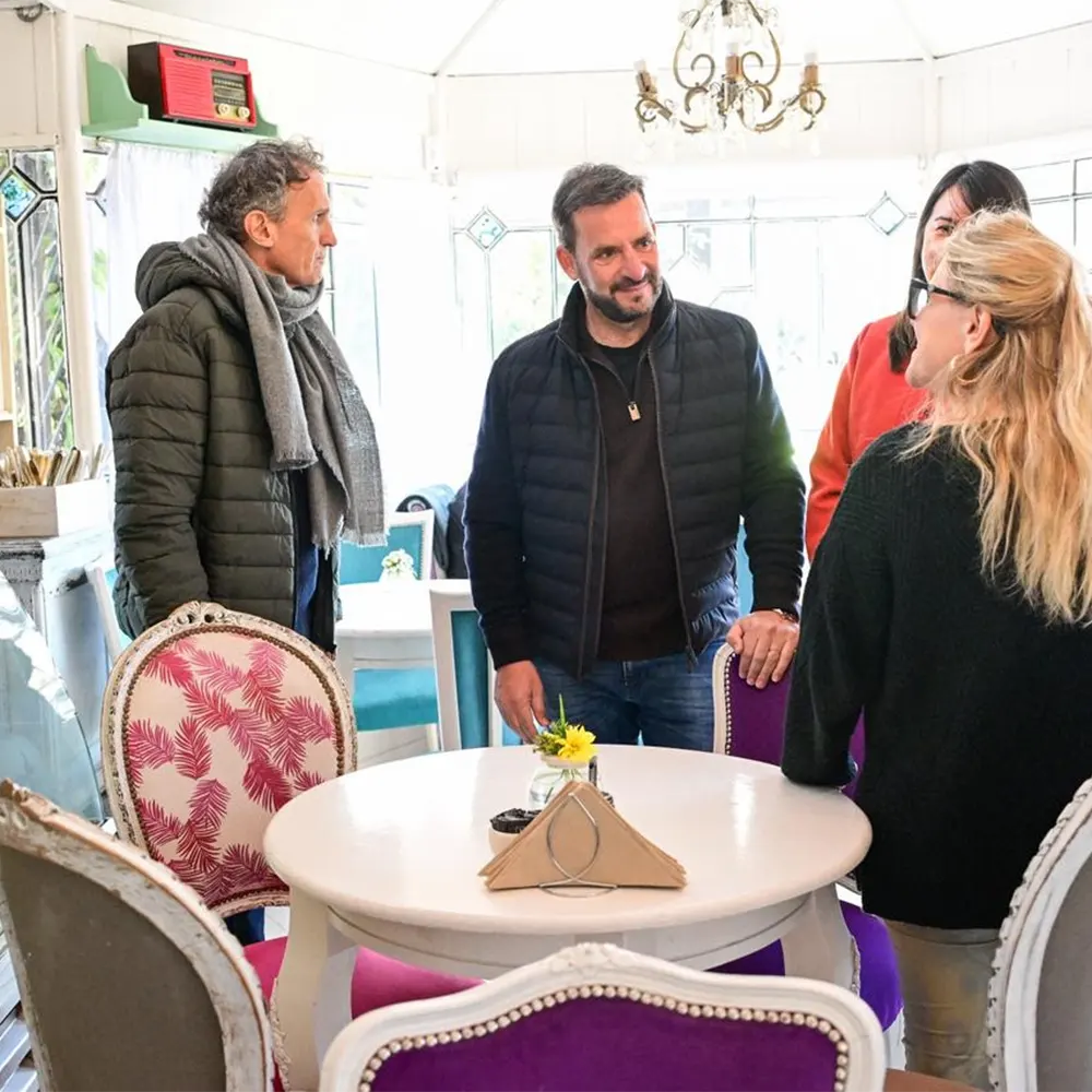 Katopodis y Sujarchuk dialogan con una comerciante de la calle Mendoza