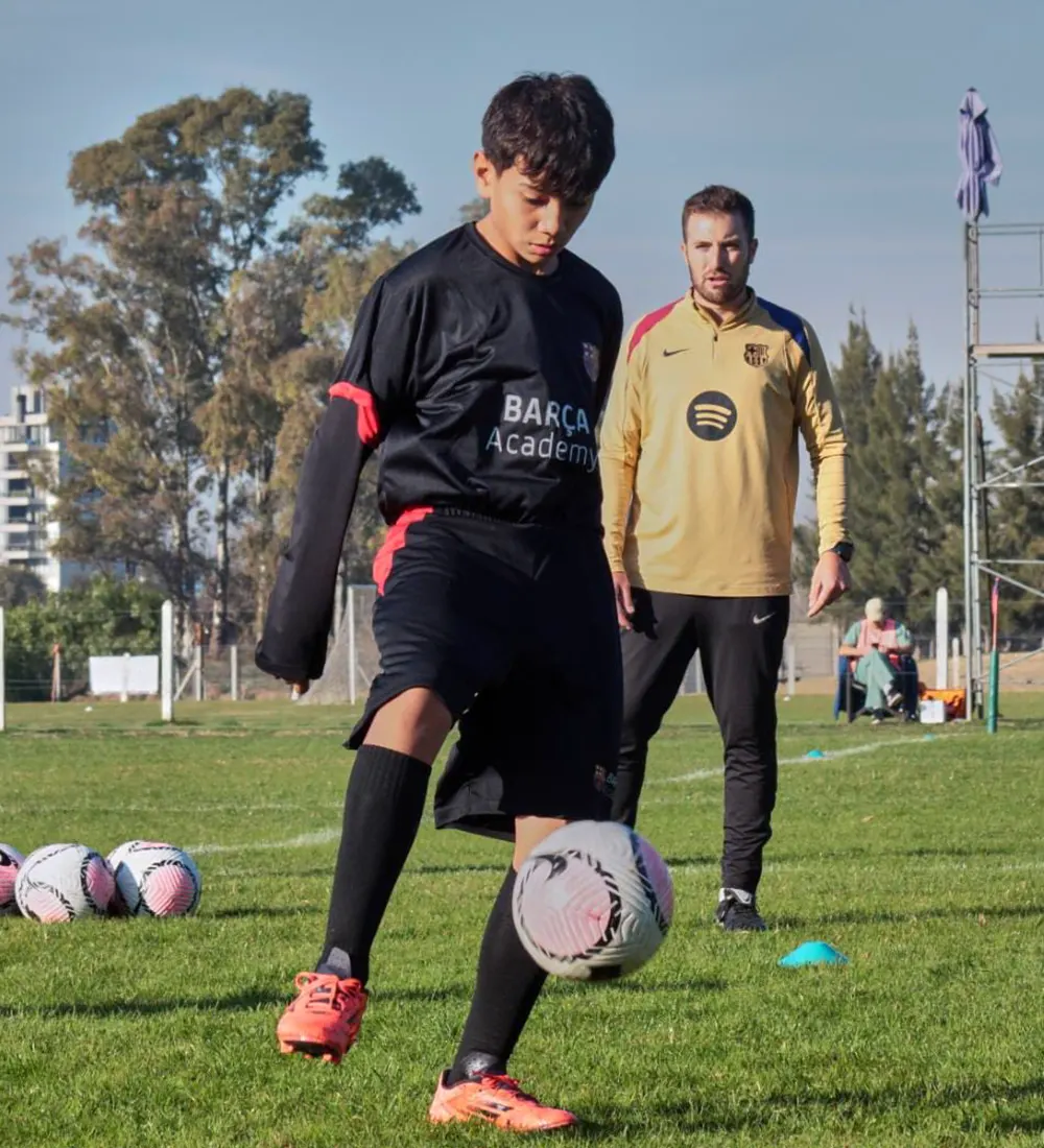 Lautaro Piris entrenando con la pelota durante una práctica de fútbol en la Barça Academy