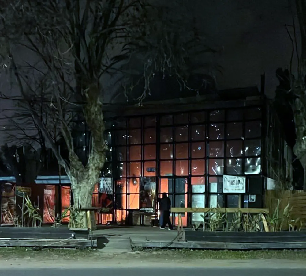 La entrada del local El Dorado en Ingeniero Maschwitz con llamas visibles en el interior.