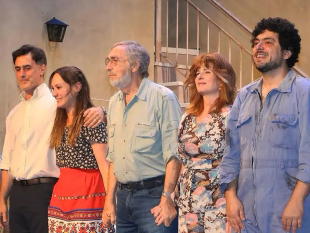 El elenco completo de “Made in Lanús” agradece al público con una venia.