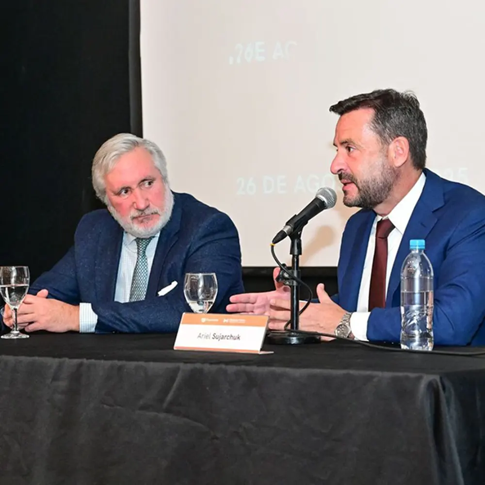 El procurador general de la Provincia, Julio Conte-Grand, y el intendente Ariel Sujarchuk.