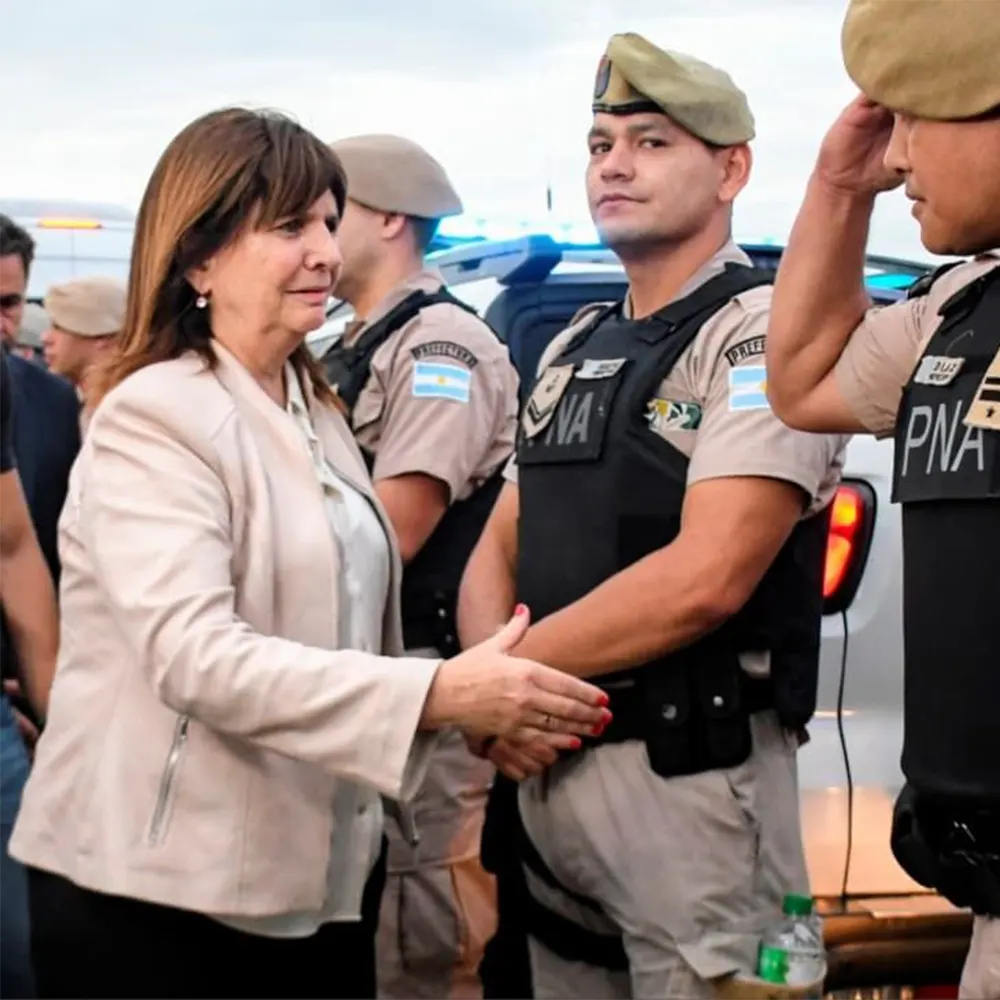 La ministra Bullrich saluda a un oficial de Prefectura
