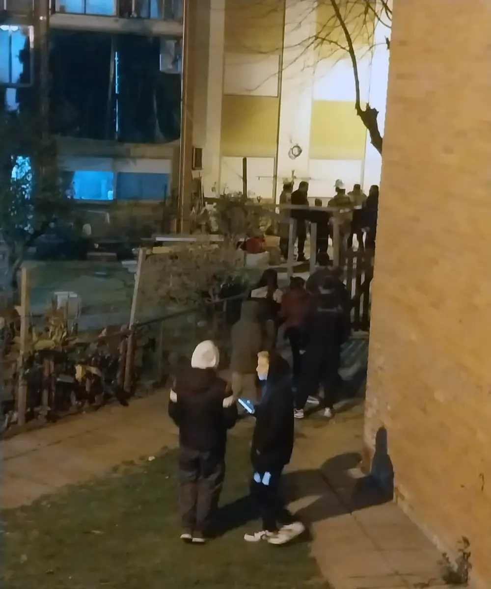 Personal de bomberos y vecinos afuera de la torre 1, donde una mujer de 64 años se quito la vida tras arrojarse de un sexto piso.