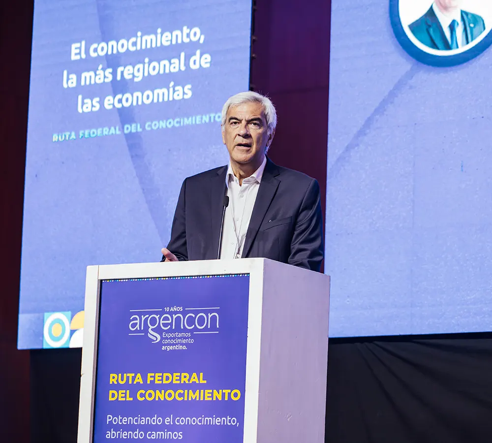 Sebastián Mocorrea inaugurando el encuentro de la Ruta Federal del Conocimiento en el espacio mendoza en Maschwitz.