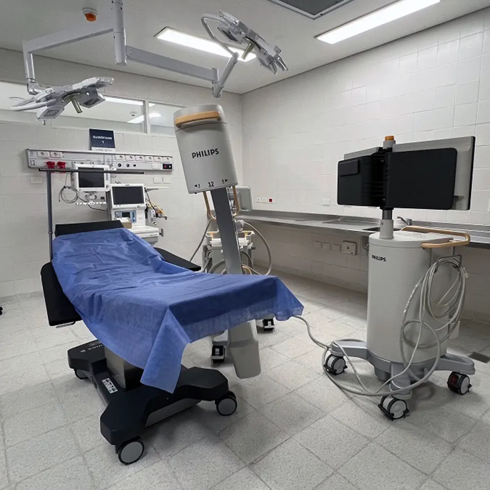 Sala de quirófano para maternidad con equipamiento médico de última tecnología.