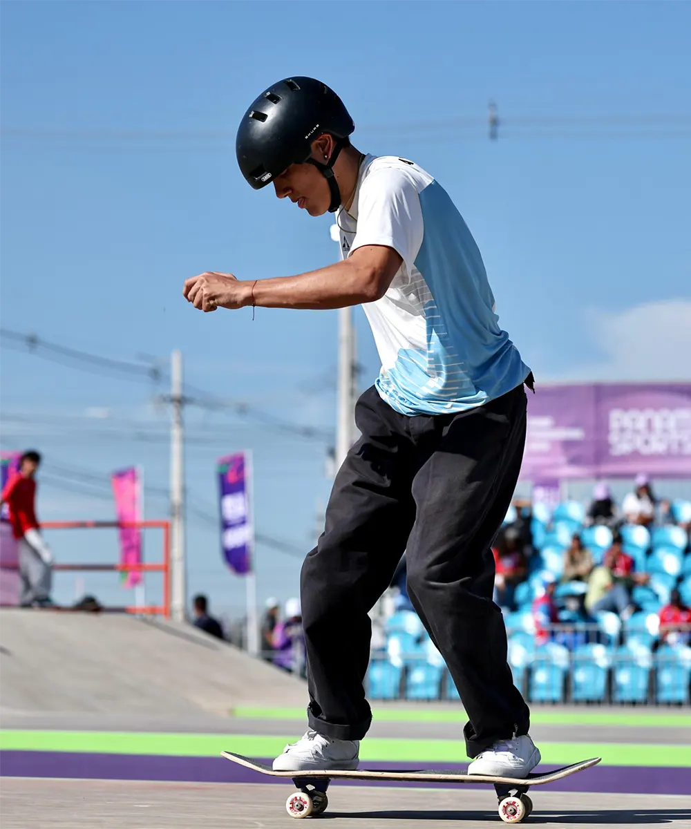 Presentación del skater Lorenzo Campos Ormazábal sobre la tabla.