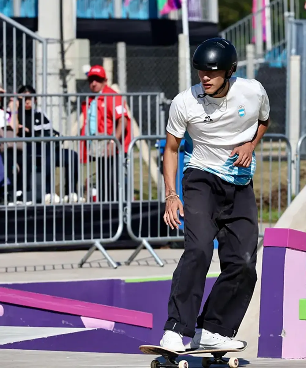 Lolo sobre la tabla planeando su próximo movimiento.