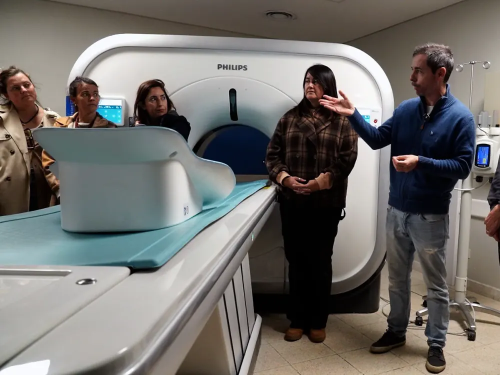 Grupo de personas viendo el tomógrafo en el Hospital del Bicentenario.