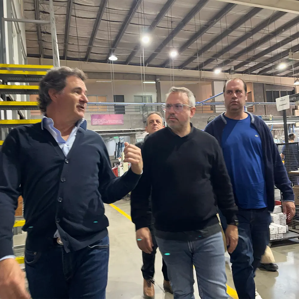 Diego Valenzuela y Eduardo Gianfrancesco recorren la planta de la fábrica Cambre
