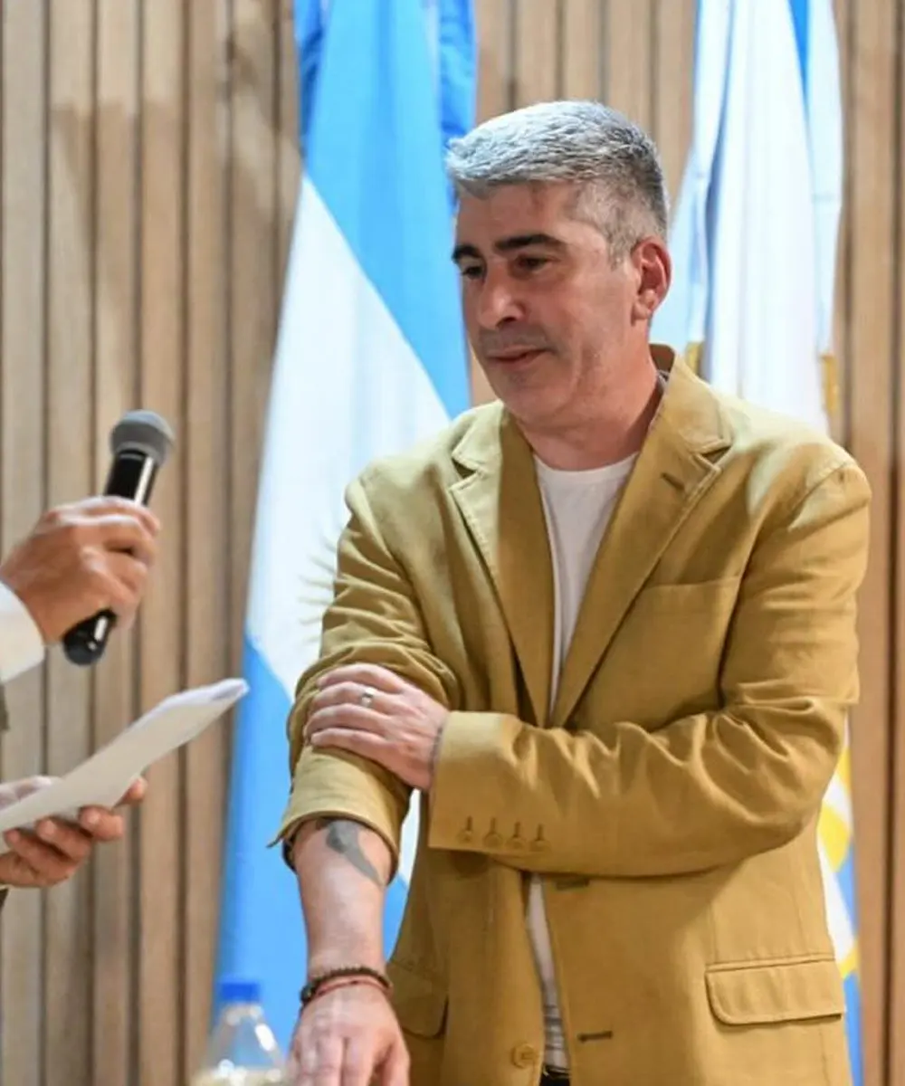 El concejal jurando su asunción en el recinto del Concejo Deliberante.