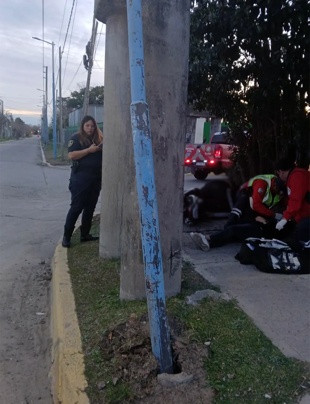 Personal de Defensa Civil y paramédicos asisten a las víctimas de un choque fatal en Garín.
