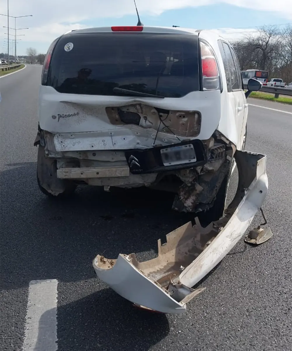 El Citroën Picasso resultó choque en la parte trasera.