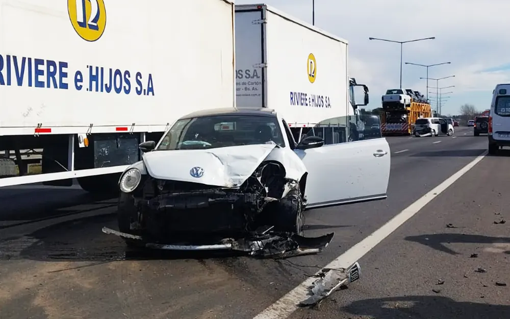 Violento choque entre dos autos en el kilómetro 45 de la Panamericana