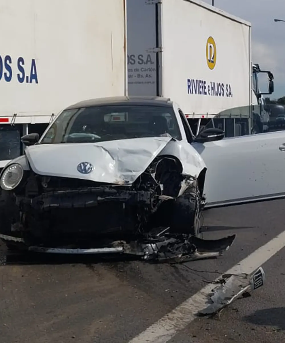 El VW presenta roturas en el paragolpes y el capot, producto del choque.