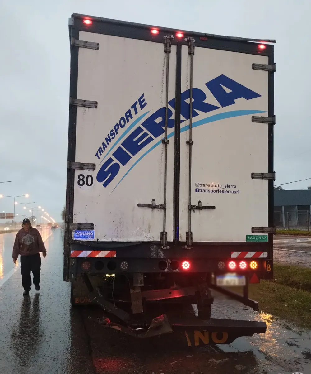 El semirremolque de la empresa Transporte Sierra, involucrado en el accidente, sufrió daños en la parte trasera tras ser embestido por un auto.