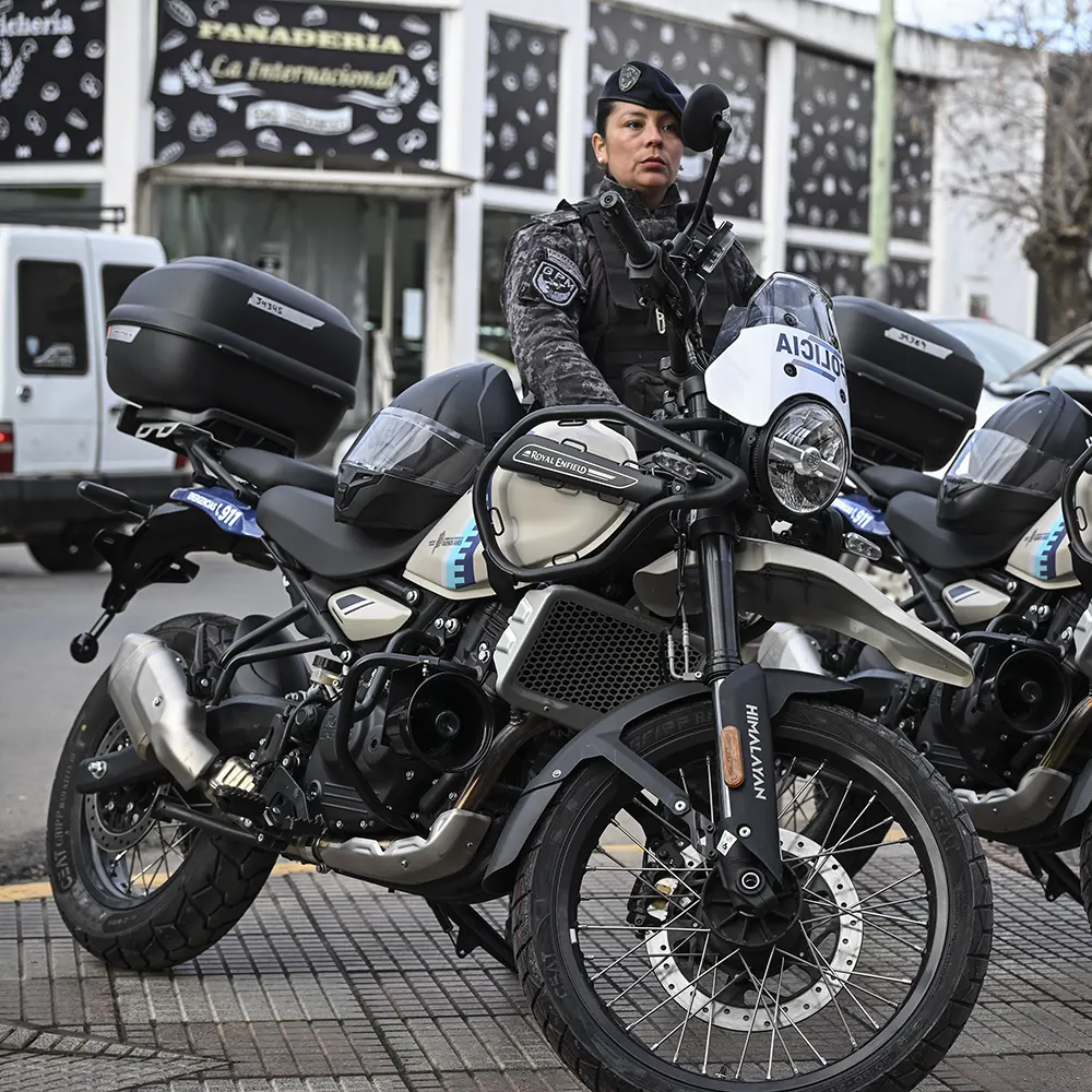 Agente de policía con las nuevas moto para la seguridad de Escobar