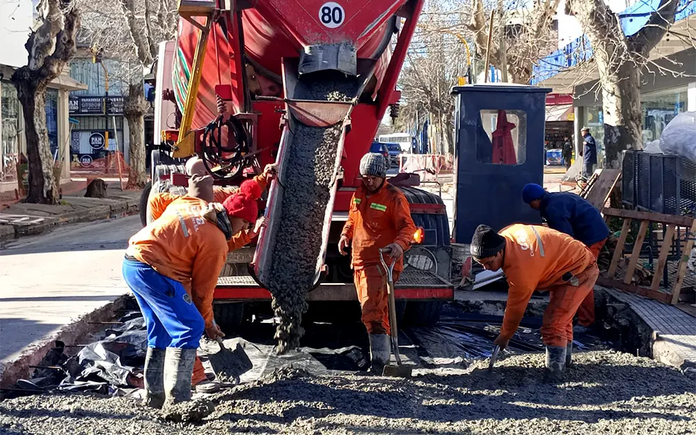 Se volvió a romper: otra vez reparan el pavimento de Rivadavia al 600