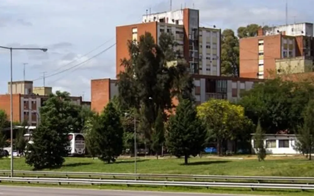 Conmoción en 24 de Febrero: una mujer murió al arrojarse desde un sexto piso