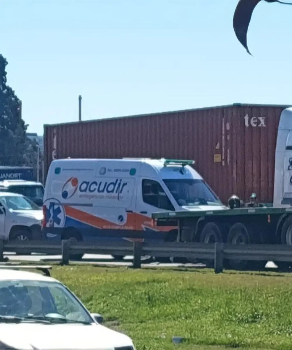 Personal del Comando de Patrullas y una ambulancia de Acudir en el lugar de la tragedia