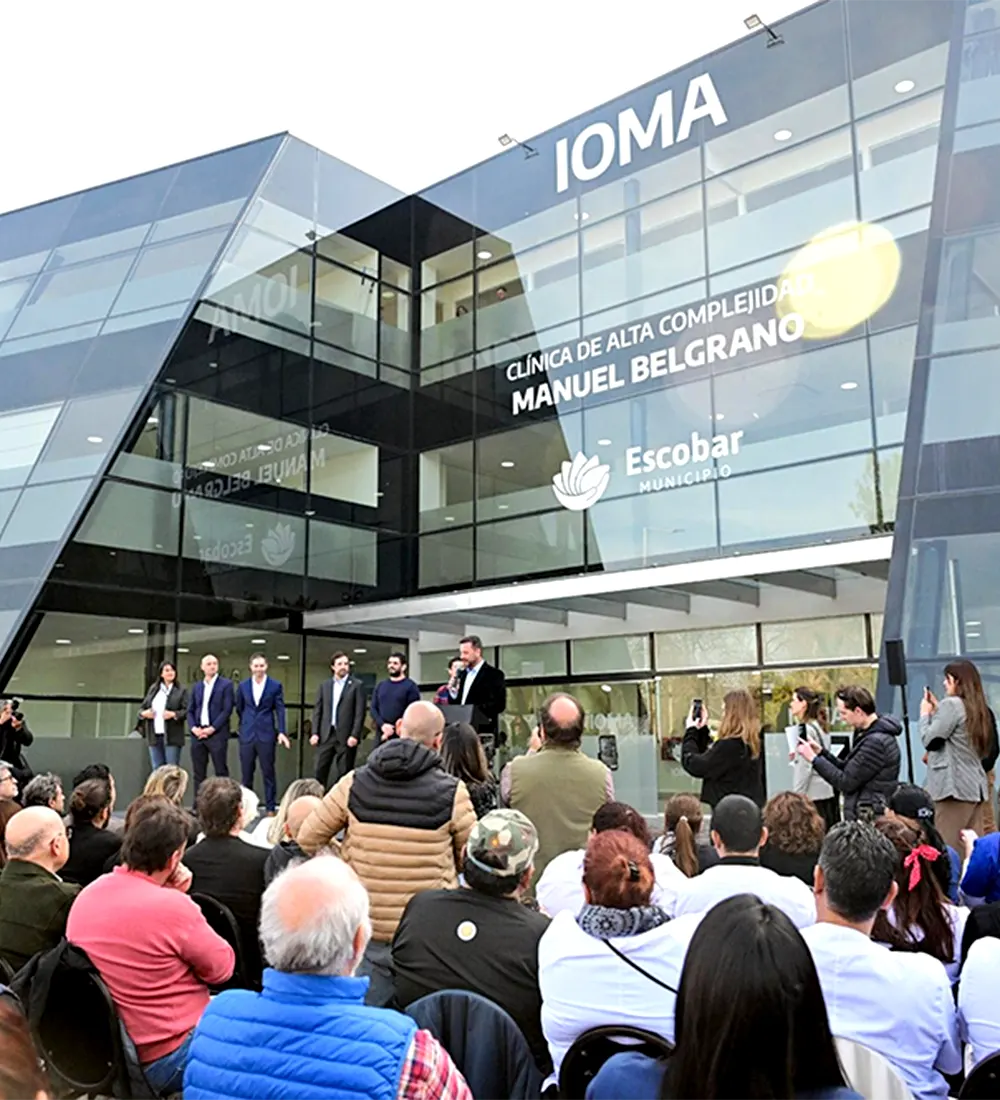 Sujarchuk dando un discurso en la apertura de la clínica
