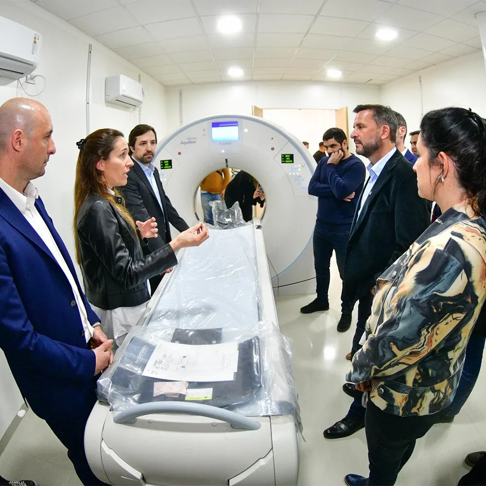 Autoridades recorriendo la clínica de IOMA