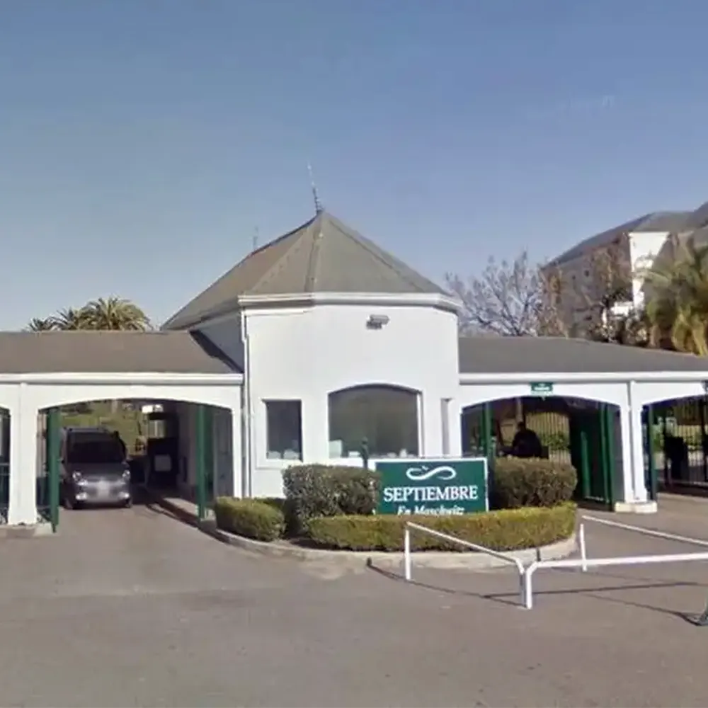 Entrada al country Septiembre