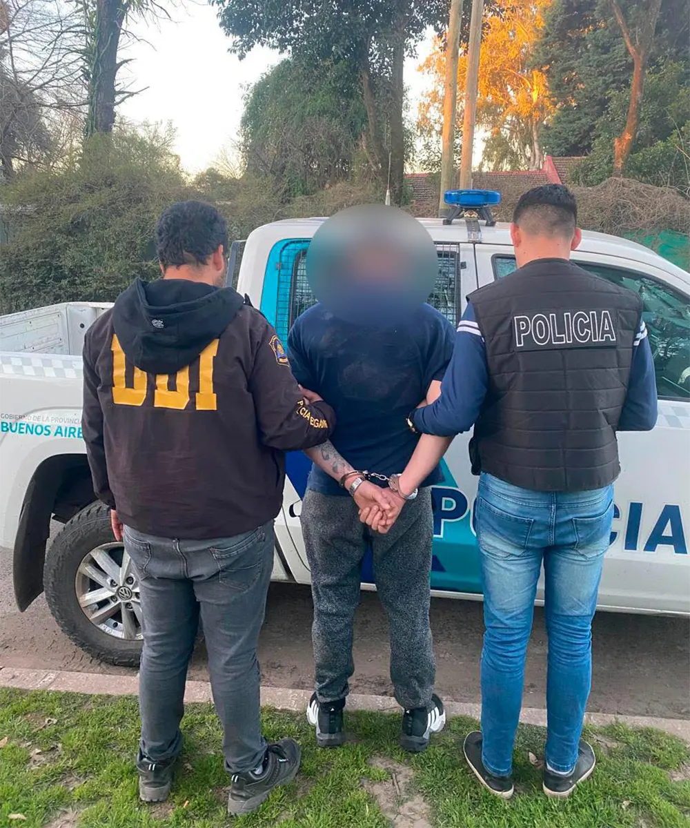 Dos policías junto al detenido por el robo al corralón
