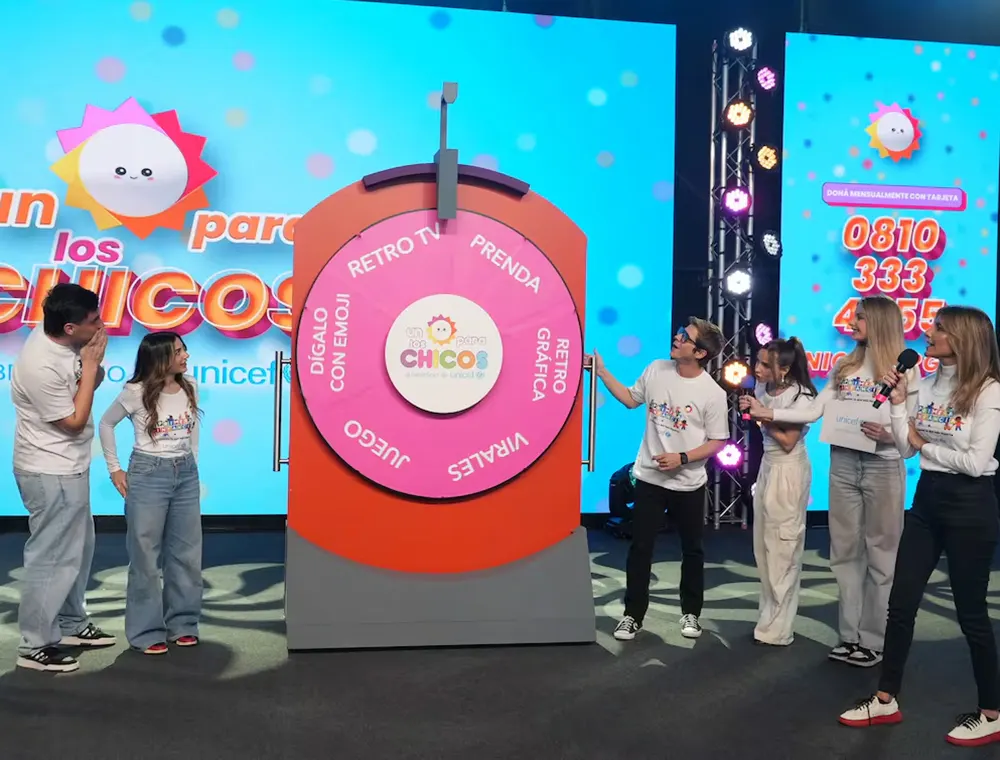 Ferbo, Domi Faena, Gastón Dalmau y Brenda Asnicar durante el juego de la ruleta de Un Sol para los Chicos.