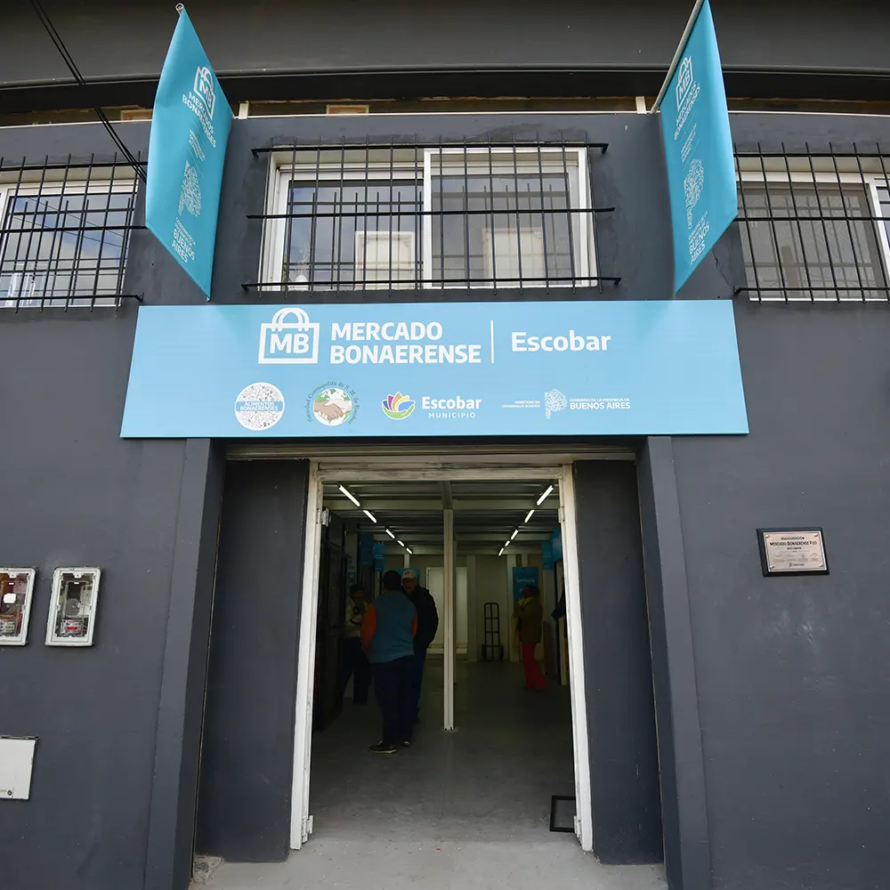 Fachada principal del Mercado Bonaerense Fijo de Escobar.