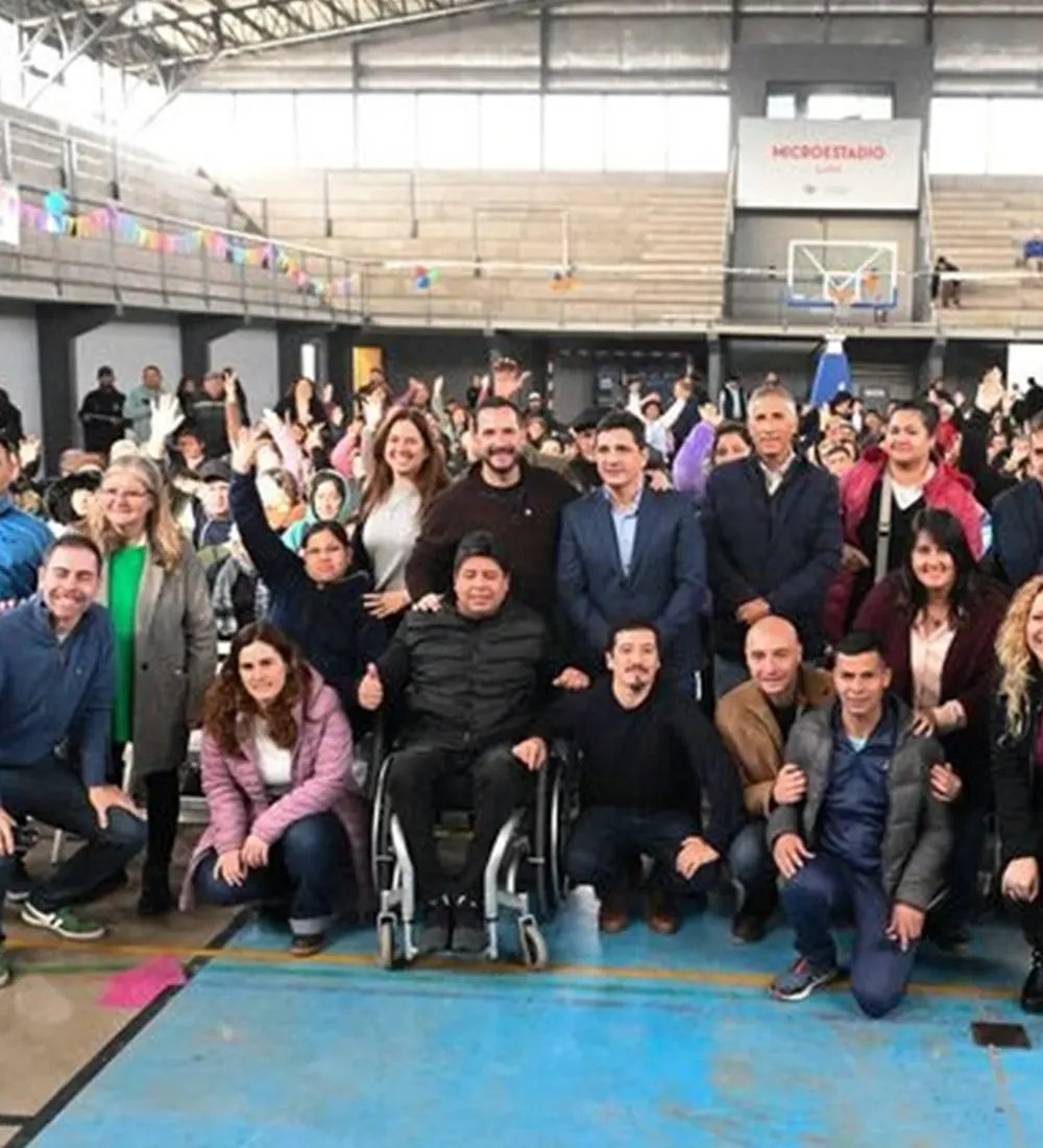 Beneficiarios del pase libre multimodal junto a autoridades en el microestadio de Garín