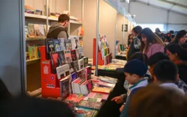 Público recorriendo los stands de editoriales y librerías en la Feria del Libro de Escobar.